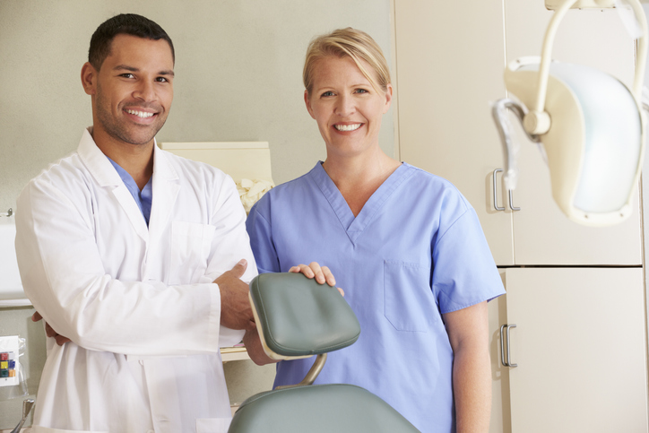 O auxiliar de dentista tem um papel fundamental de apoio aos pacientes